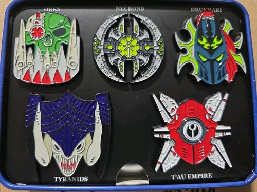 Liber xenologis pin badge set - pin,